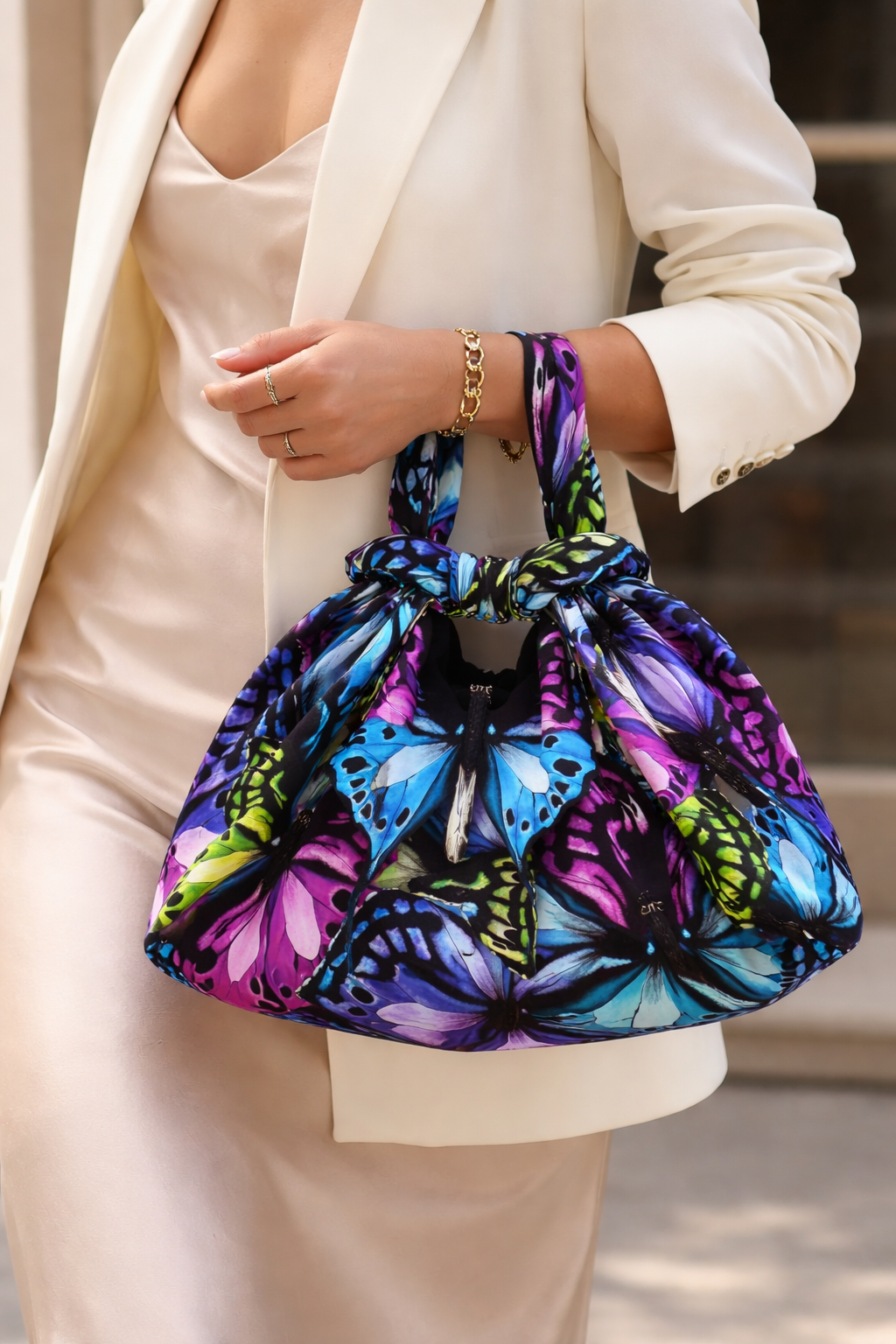 Pañoleta Ilustrada de Seda Vuelo de Mariposas