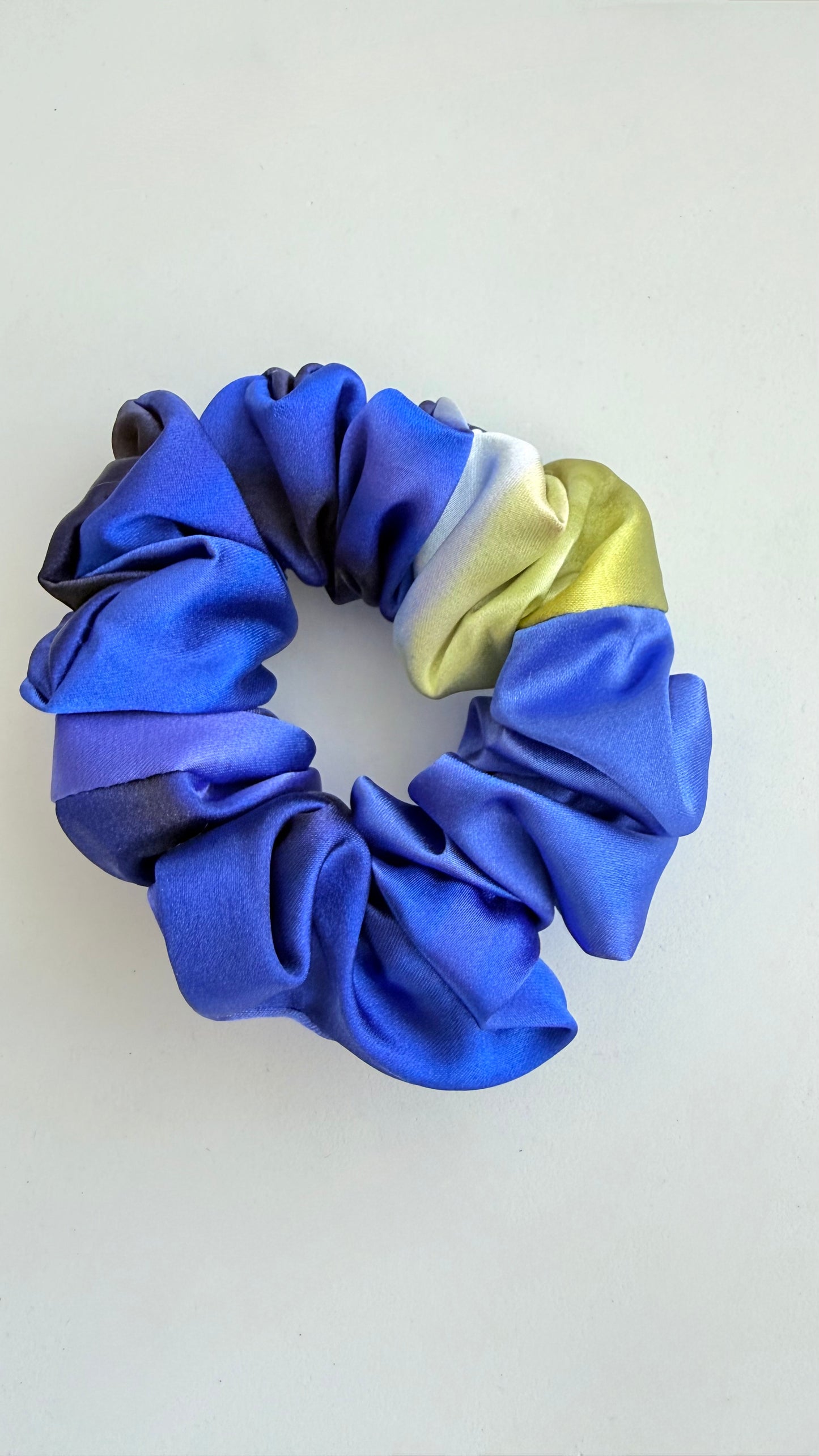 Scrunchie de seda artística pensamiento de la Colección Colores del Paraíso de Aura Pictórica