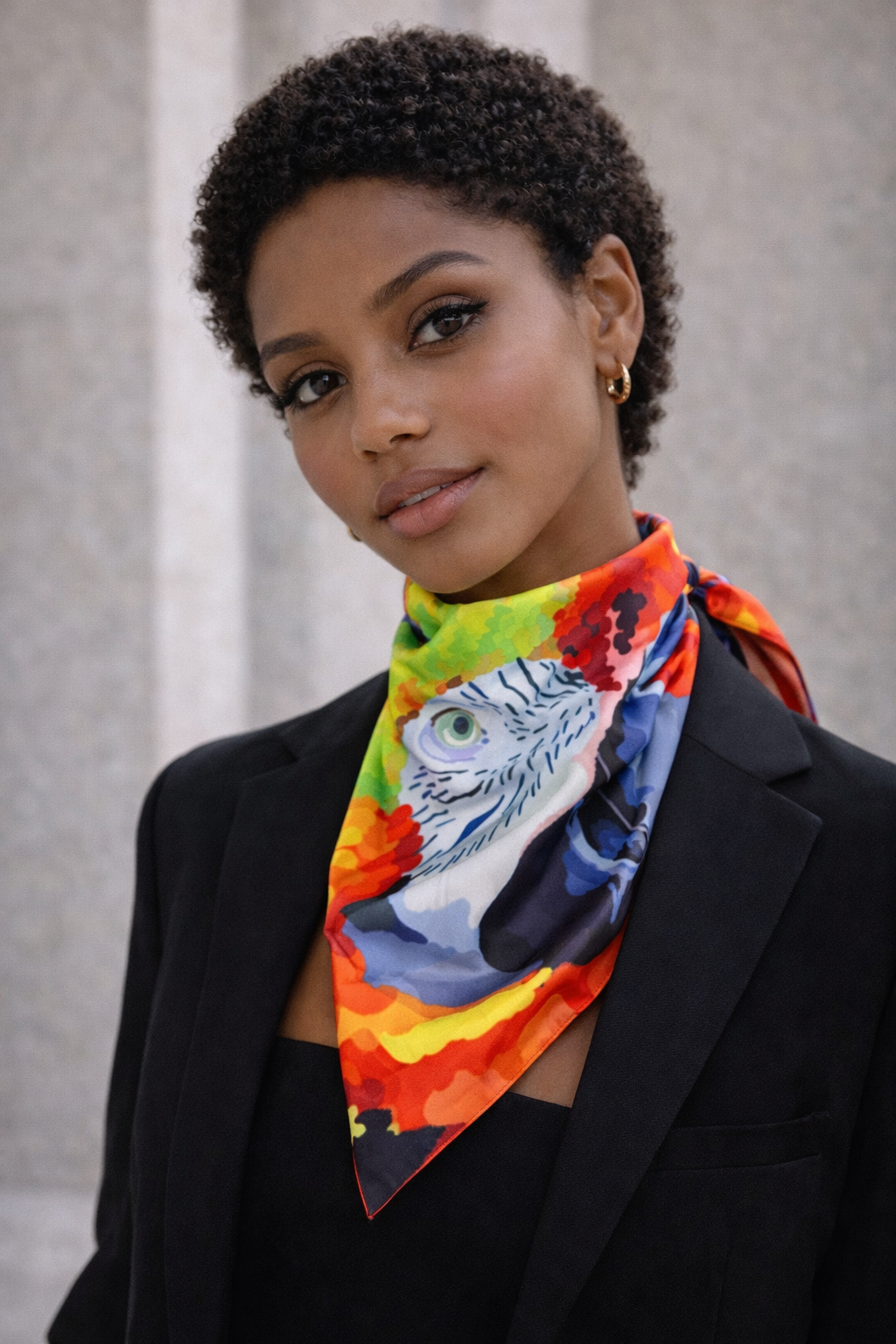 Pañoleta Ilustrada de Seda Papagayo Real