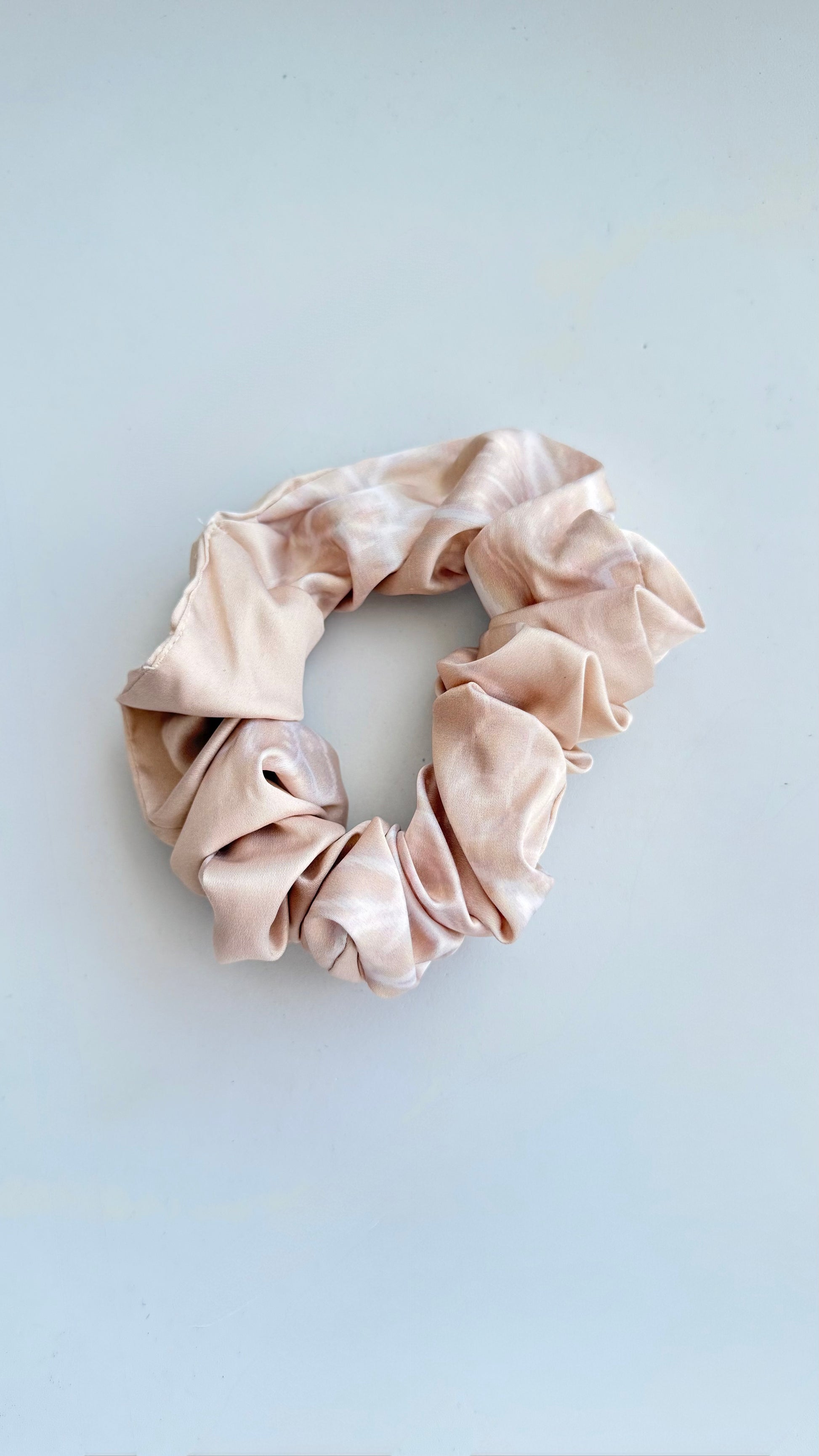 Scrunchie de seda artística jardin florarl beige de la Colección Colores del Paraíso de Aura Pictórica
