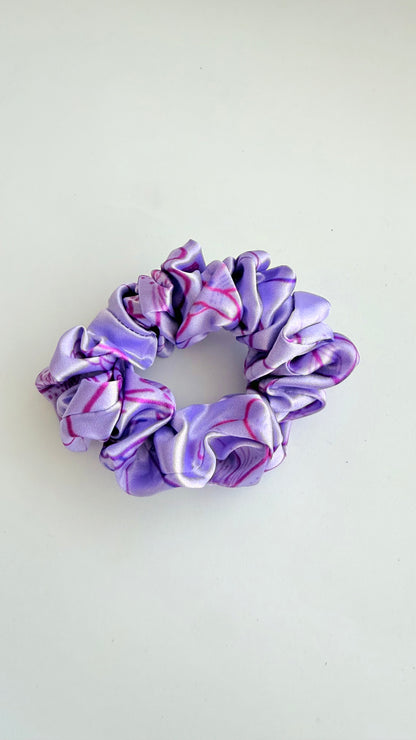 Scrunchie de seda artística Jardin floral lila de la Colección Colores del Paraíso de Aura Pictórica
