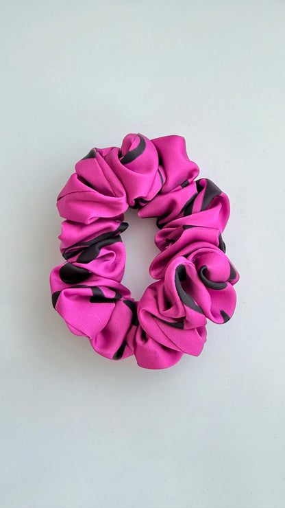 Scrunchie de seda artística ritmo interior de la Colección Colores del Paraíso de Aura Pictórica