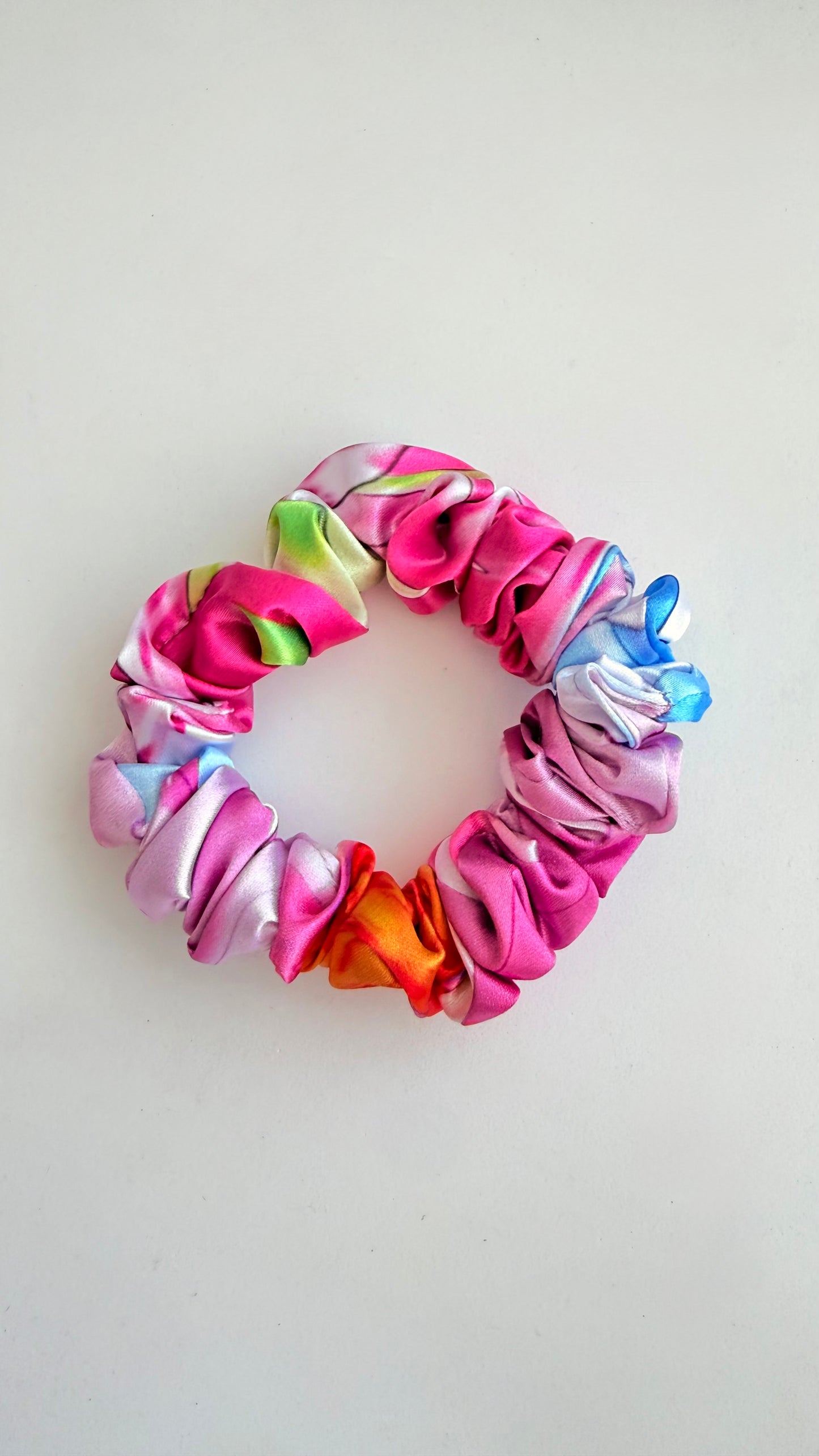 Scrunchie de seda artística tropicalia de la Colección Colores del Paraíso de Aura Pictórica