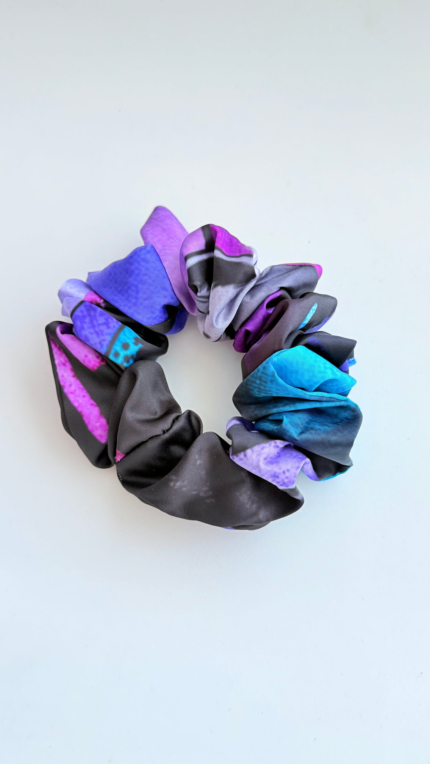Scrunchie  de seda artística vuelo de mariposas de la Colección Colores del Paraíso de Aura Pictórica