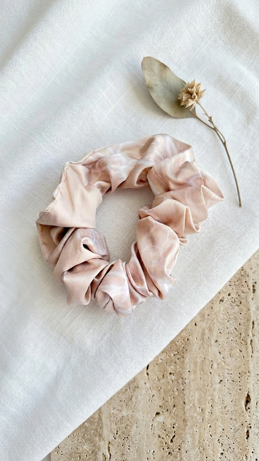 Scrunchie De Seda artistica - Jardin Floral Beige