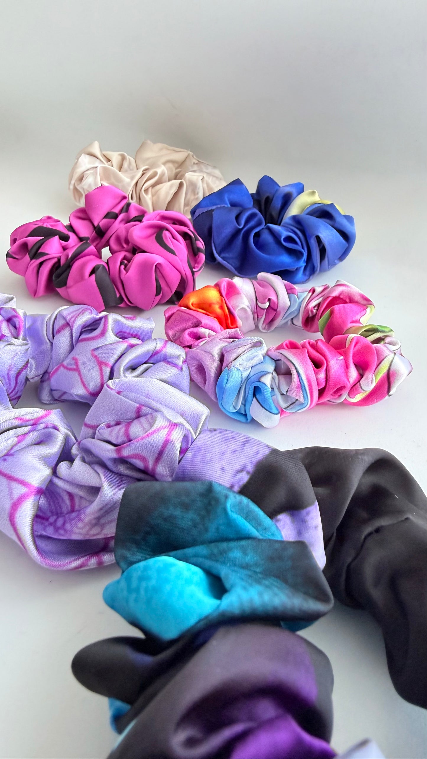 Set de  6 scrunchies de seda artistica Coleccion Colores del Paraiso Aura Pictorica